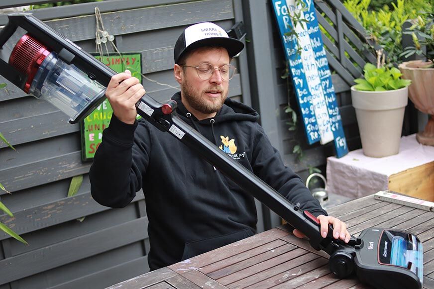 Man sieht den Shark Anti Hair Wrap Flexology Akkusauger.